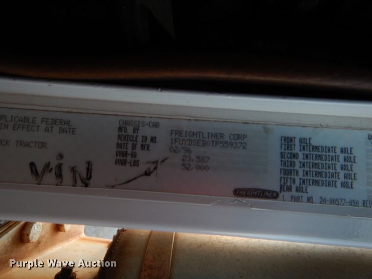 image for item HB9386 1996 Freightliner FLD  semi truck