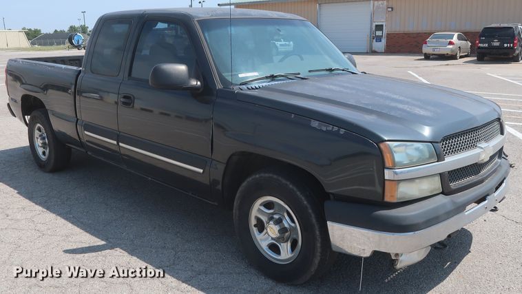 image for item HB9396 2004 Chevrolet Silverado 1500  Ext. Cab pickup truck
