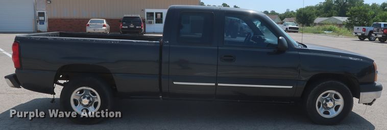 image for item HB9396 2004 Chevrolet Silverado 1500  Ext. Cab pickup truck