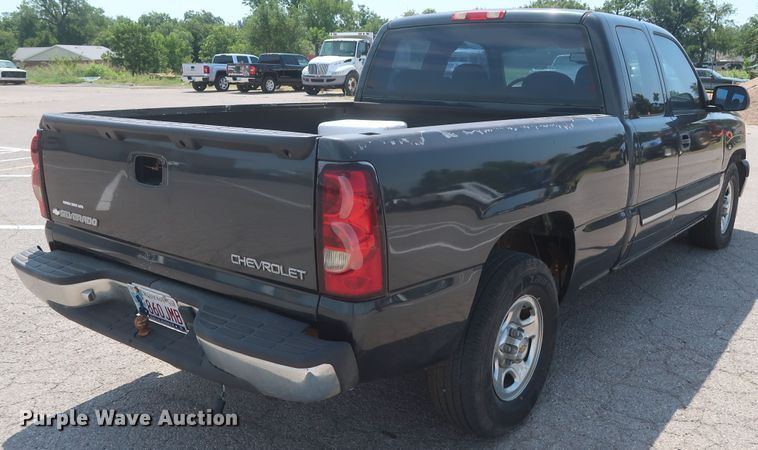 image for item HB9396 2004 Chevrolet Silverado 1500  Ext. Cab pickup truck