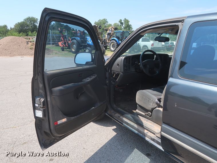 image for item HB9396 2004 Chevrolet Silverado 1500  Ext. Cab pickup truck