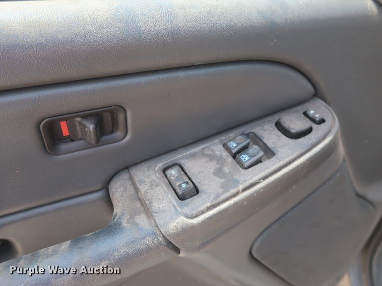 image for item HB9396 2004 Chevrolet Silverado 1500  Ext. Cab pickup truck