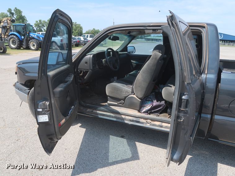 image for item HB9396 2004 Chevrolet Silverado 1500  Ext. Cab pickup truck