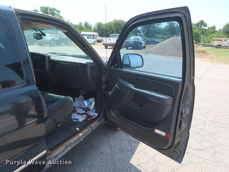 image for item HB9396 2004 Chevrolet Silverado 1500  Ext. Cab pickup truck