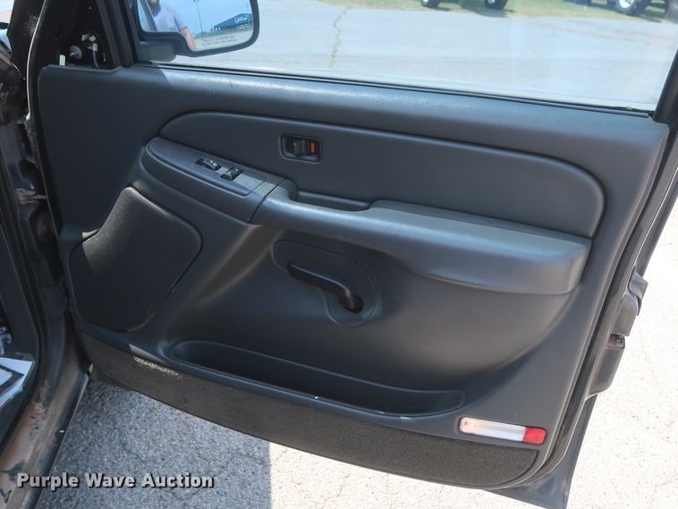 image for item HB9396 2004 Chevrolet Silverado 1500  Ext. Cab pickup truck