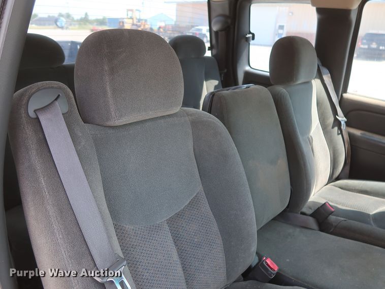 image for item HB9396 2004 Chevrolet Silverado 1500  Ext. Cab pickup truck