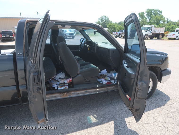 image for item HB9396 2004 Chevrolet Silverado 1500  Ext. Cab pickup truck