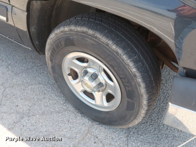 image for item HB9396 2004 Chevrolet Silverado 1500  Ext. Cab pickup truck