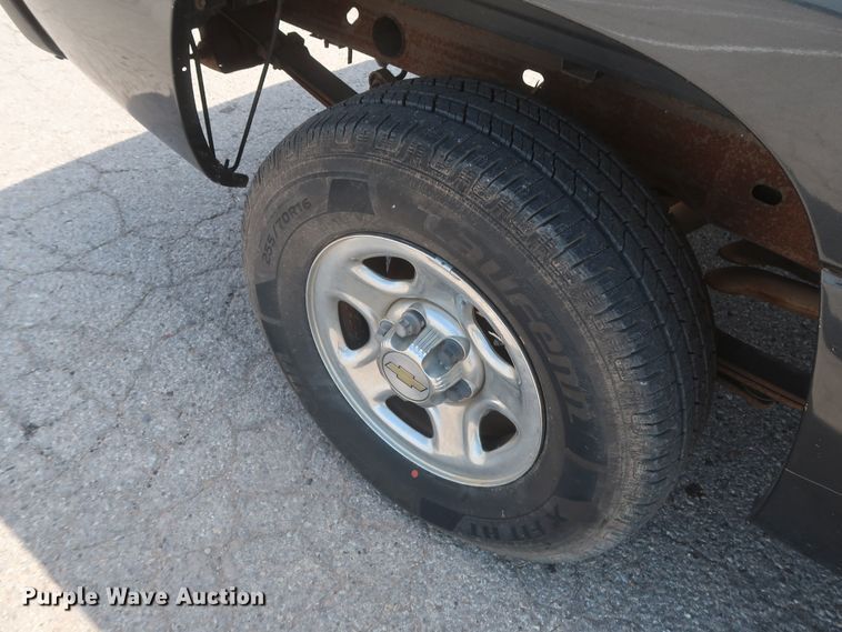 image for item HB9396 2004 Chevrolet Silverado 1500  Ext. Cab pickup truck