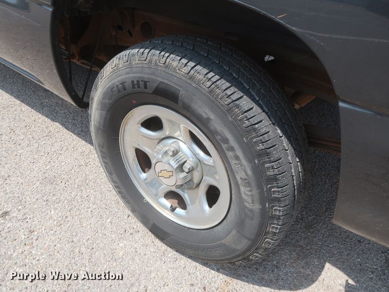 image for item HB9396 2004 Chevrolet Silverado 1500  Ext. Cab pickup truck