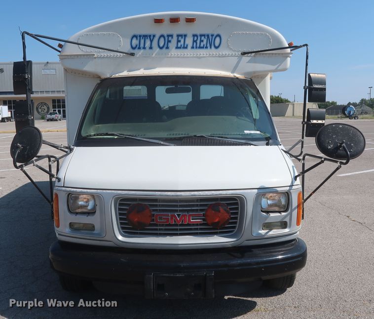 image for item HB9409 2002 GMC Savana G3500  shuttle bus