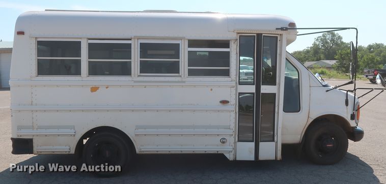 image for item HB9409 2002 GMC Savana G3500  shuttle bus