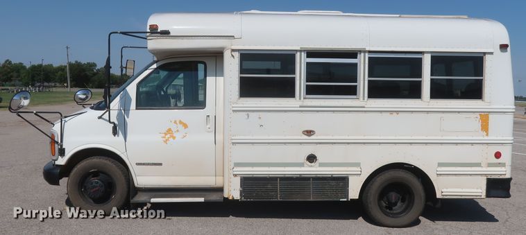 image for item HB9409 2002 GMC Savana G3500  shuttle bus