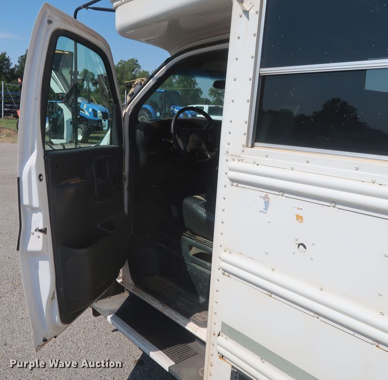 image for item HB9409 2002 GMC Savana G3500  shuttle bus