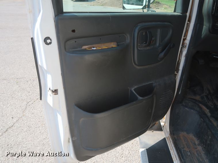 image for item HB9409 2002 GMC Savana G3500  shuttle bus