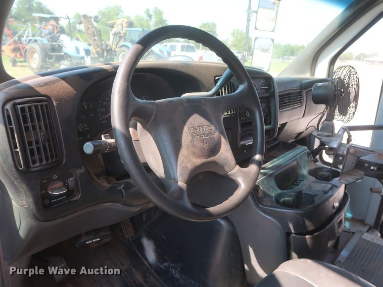 image for item HB9409 2002 GMC Savana G3500  shuttle bus