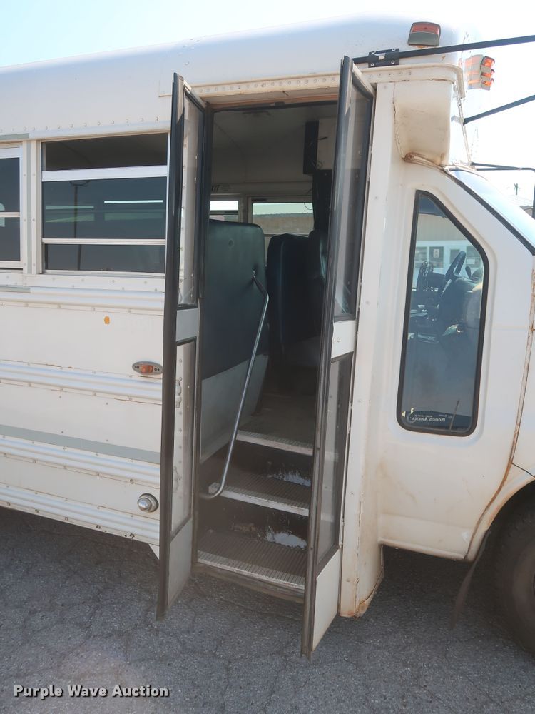 image for item HB9409 2002 GMC Savana G3500  shuttle bus