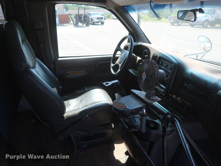 image for item HB9409 2002 GMC Savana G3500  shuttle bus