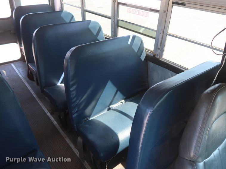 image for item HB9409 2002 GMC Savana G3500  shuttle bus