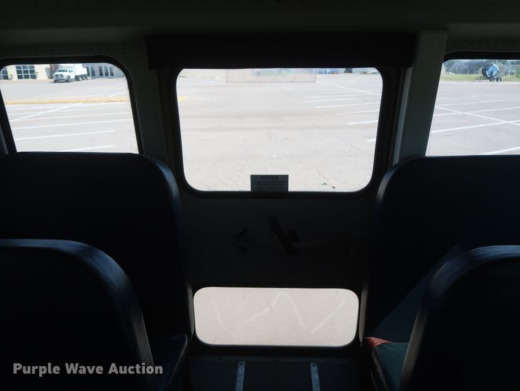 image for item HB9409 2002 GMC Savana G3500  shuttle bus