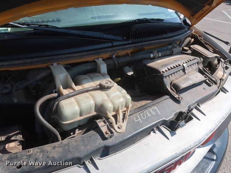 image for item HB9409 2002 GMC Savana G3500  shuttle bus