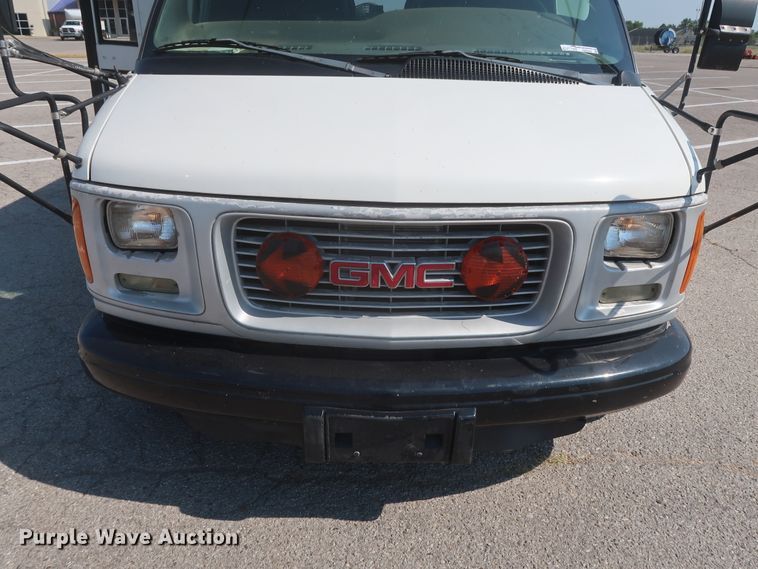 image for item HB9409 2002 GMC Savana G3500  shuttle bus