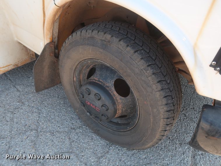 image for item HB9409 2002 GMC Savana G3500  shuttle bus