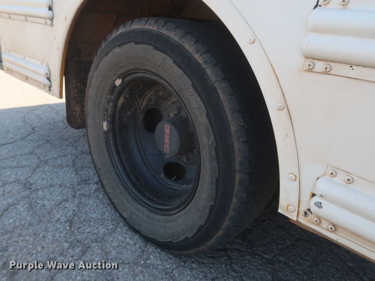 image for item HB9409 2002 GMC Savana G3500  shuttle bus