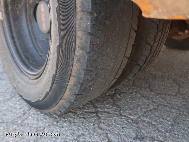 image for item HB9409 2002 GMC Savana G3500  shuttle bus