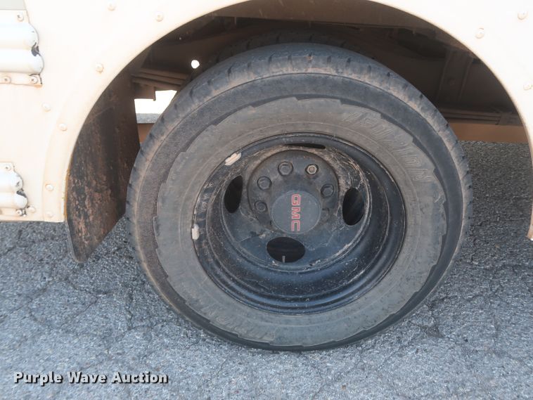 image for item HB9409 2002 GMC Savana G3500  shuttle bus