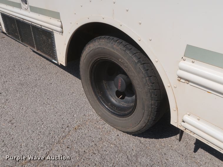 image for item HB9409 2002 GMC Savana G3500  shuttle bus