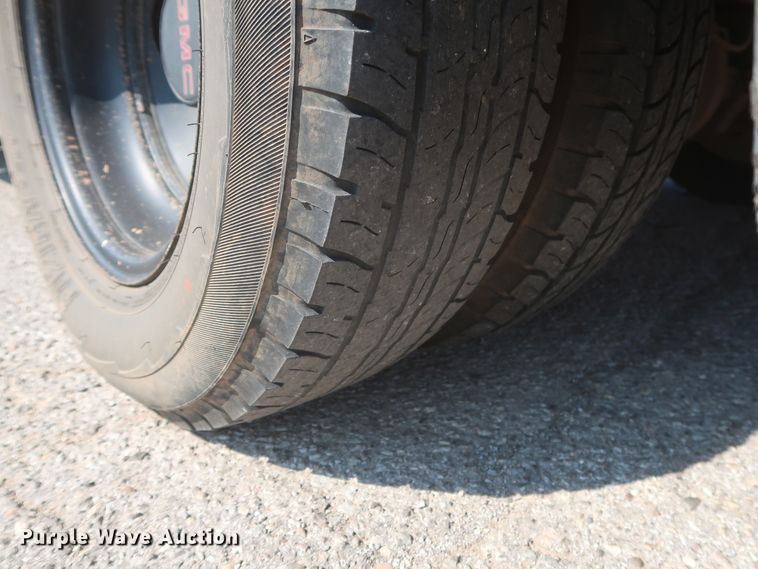 image for item HB9409 2002 GMC Savana G3500  shuttle bus