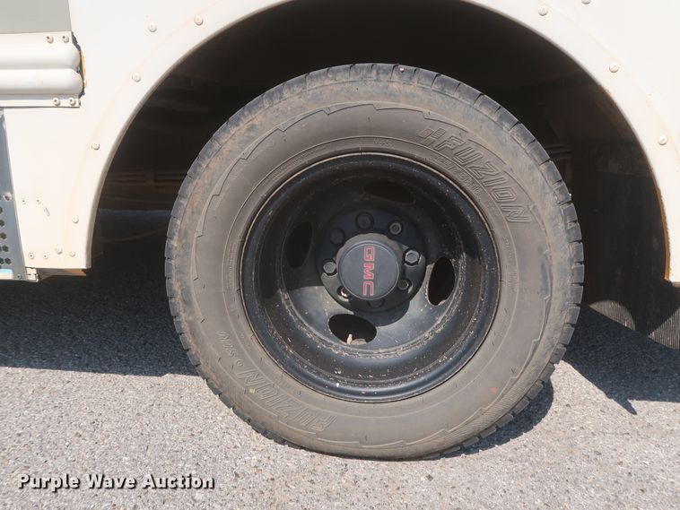 image for item HB9409 2002 GMC Savana G3500  shuttle bus