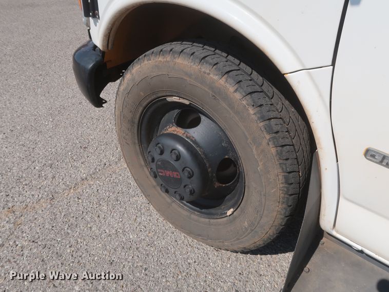 image for item HB9409 2002 GMC Savana G3500  shuttle bus