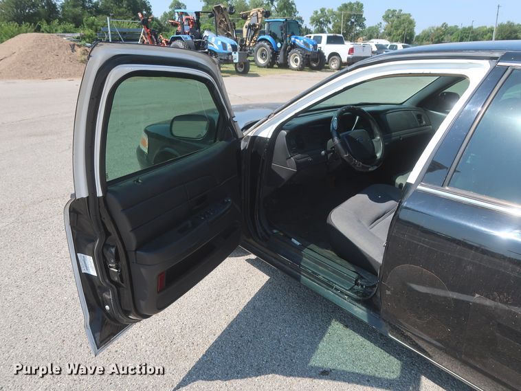 image for item HB9410 2010 Ford Crown Victoria Police Interceptor