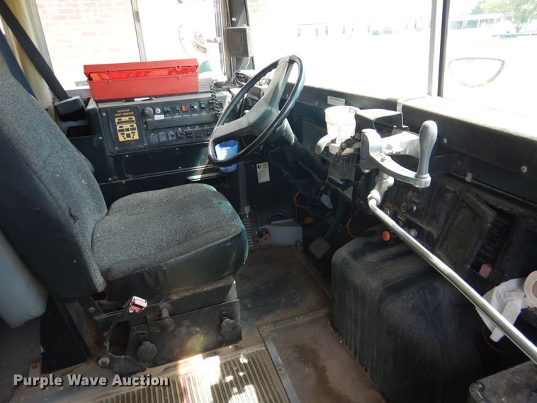 image for item HO9020 1995 International 3800  school bus