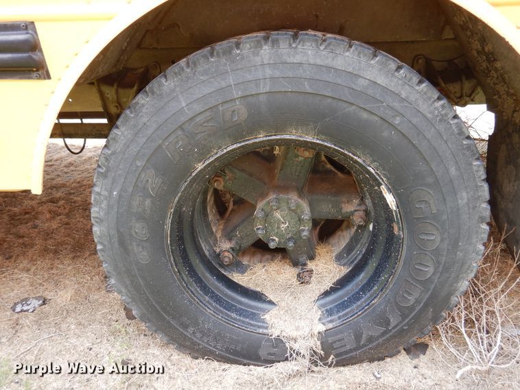 image for item HO9020 1995 International 3800  school bus