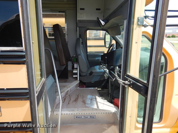 image for item HO9021 2008 Ford E450  Blue Bird B2V school bus