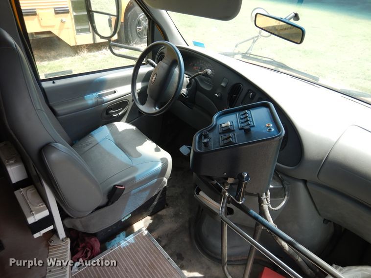 image for item HO9021 2008 Ford E450  Blue Bird B2V school bus