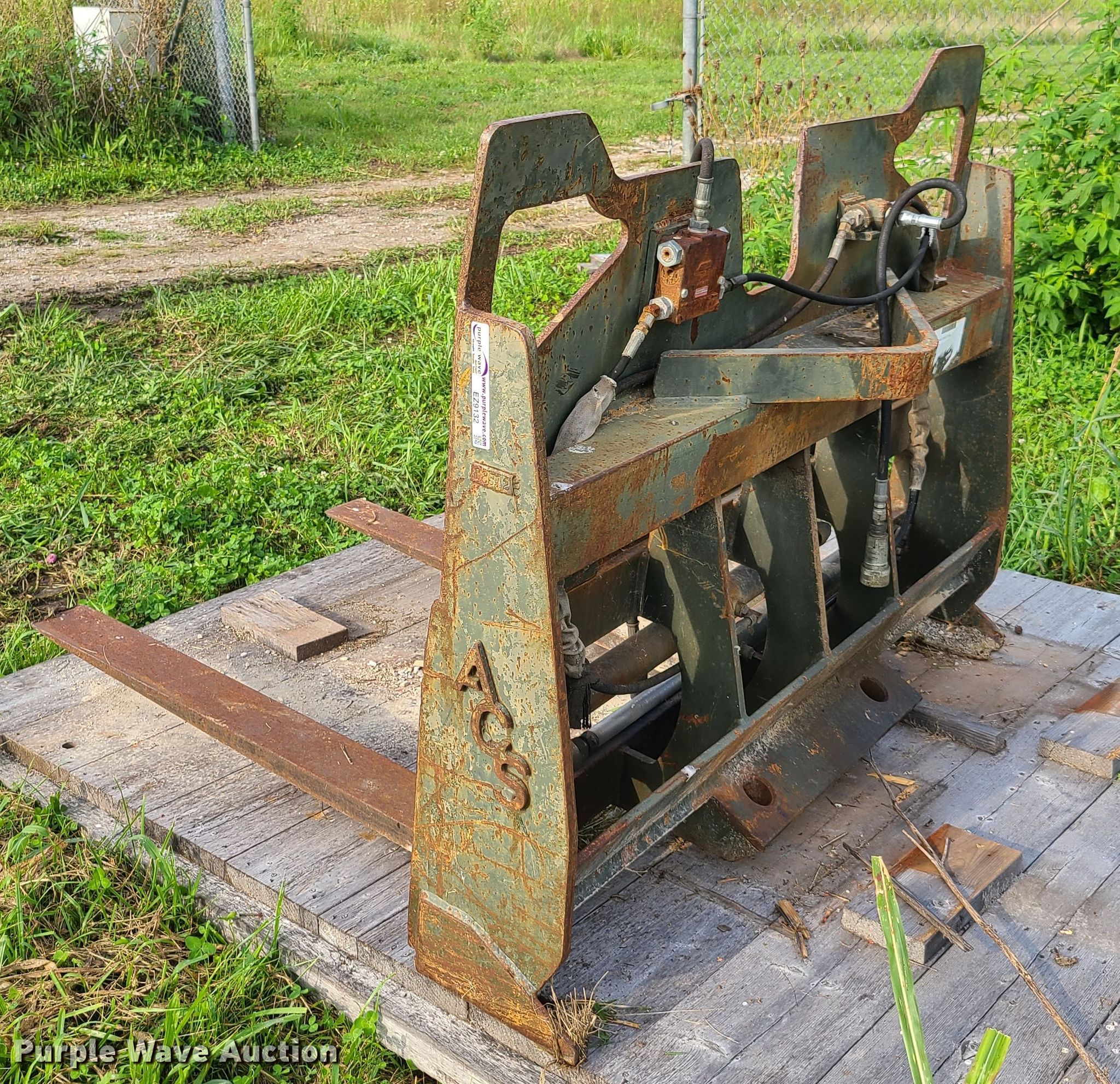 ACS Case loader forks in Kearney, MO Item EZ9132 sold Purple Wave