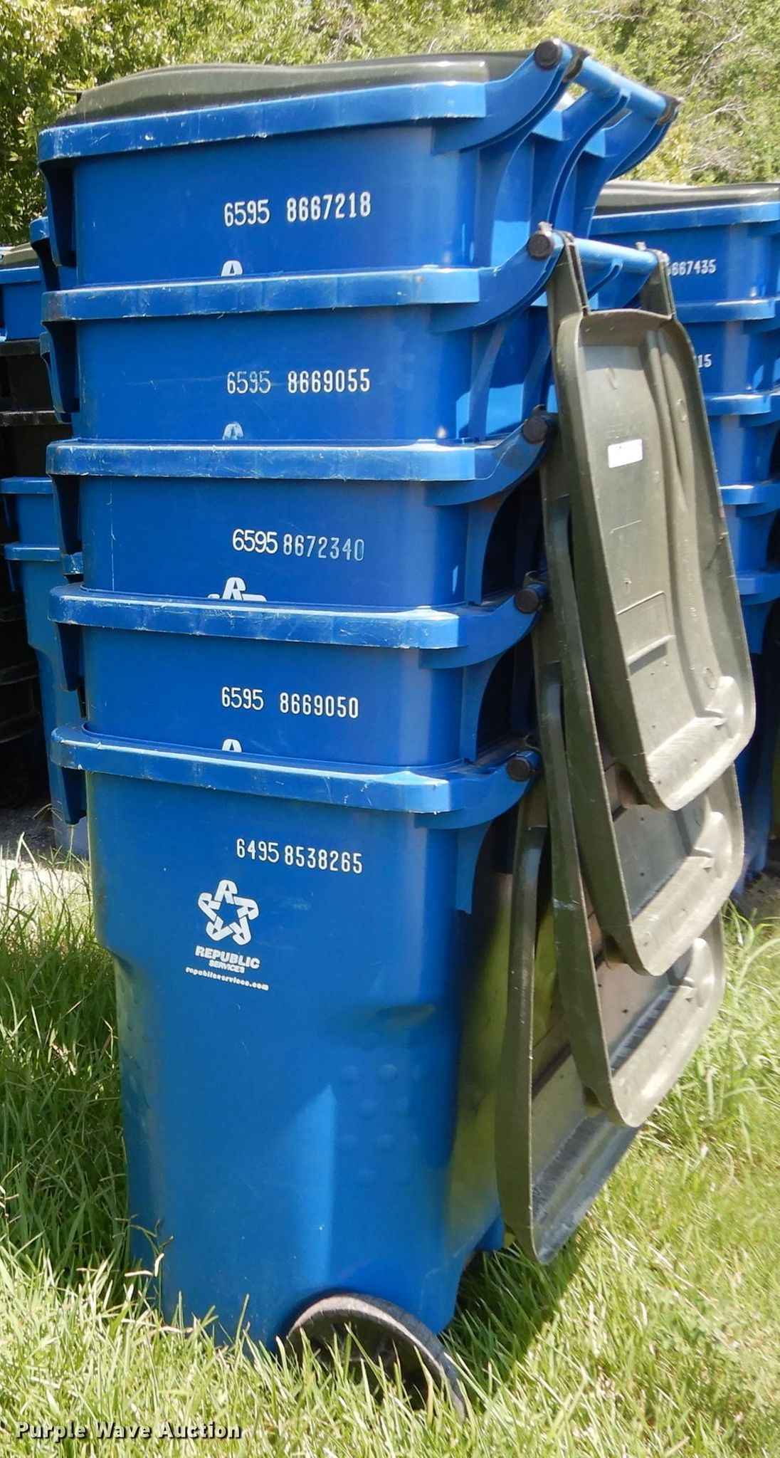 (10) trash cans in Dickinson, TX Item HC9747 sold Purple Wave