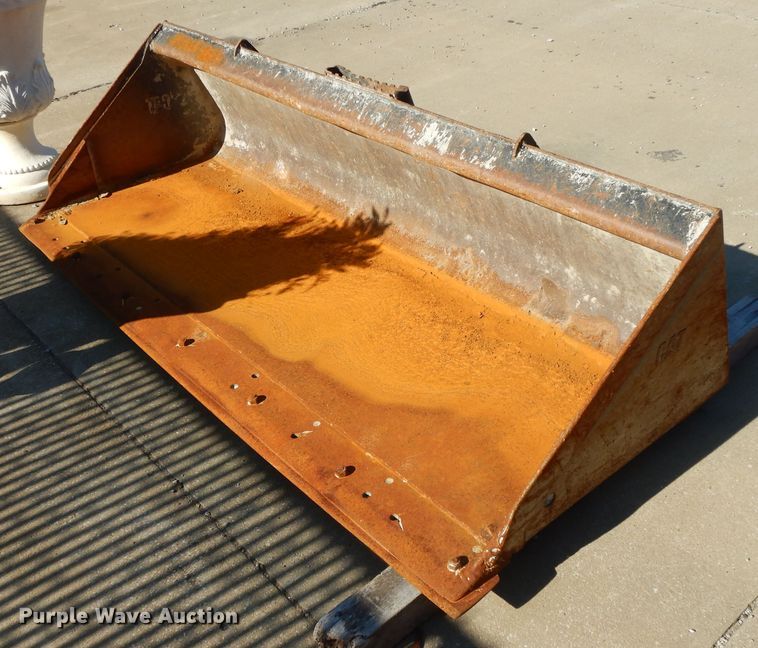 Caterpillar 86"W skid steer bucket in Saint Joseph, MO Item DF5256