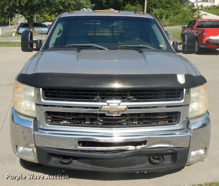 image for item DF5288 2008 Chevrolet Silverado 3500HD  Crew Cab flatbed tow truck