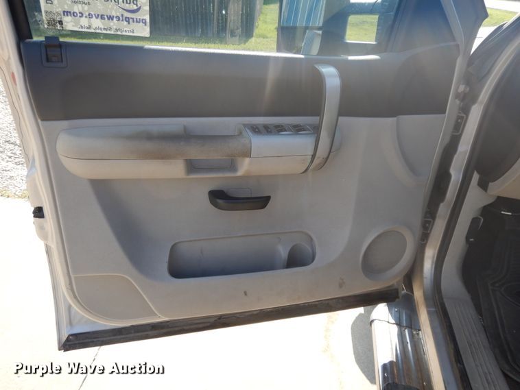 image for item DF5288 2008 Chevrolet Silverado 3500HD  Crew Cab flatbed tow truck