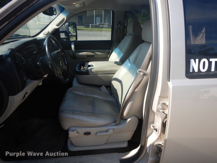 image for item DF5288 2008 Chevrolet Silverado 3500HD  Crew Cab flatbed tow truck