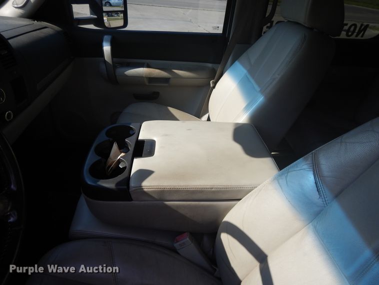 image for item DF5288 2008 Chevrolet Silverado 3500HD  Crew Cab flatbed tow truck