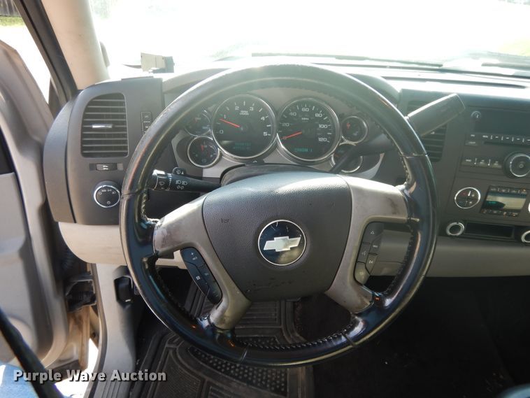 image for item DF5288 2008 Chevrolet Silverado 3500HD  Crew Cab flatbed tow truck