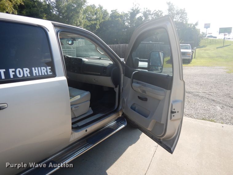 image for item DF5288 2008 Chevrolet Silverado 3500HD  Crew Cab flatbed tow truck