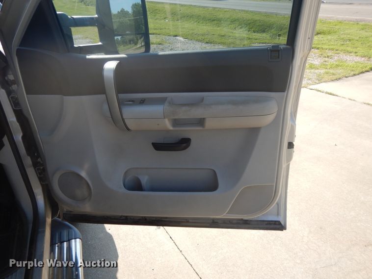 image for item DF5288 2008 Chevrolet Silverado 3500HD  Crew Cab flatbed tow truck