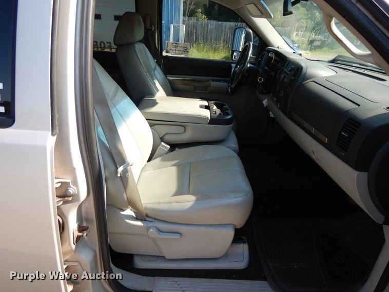 image for item DF5288 2008 Chevrolet Silverado 3500HD  Crew Cab flatbed tow truck